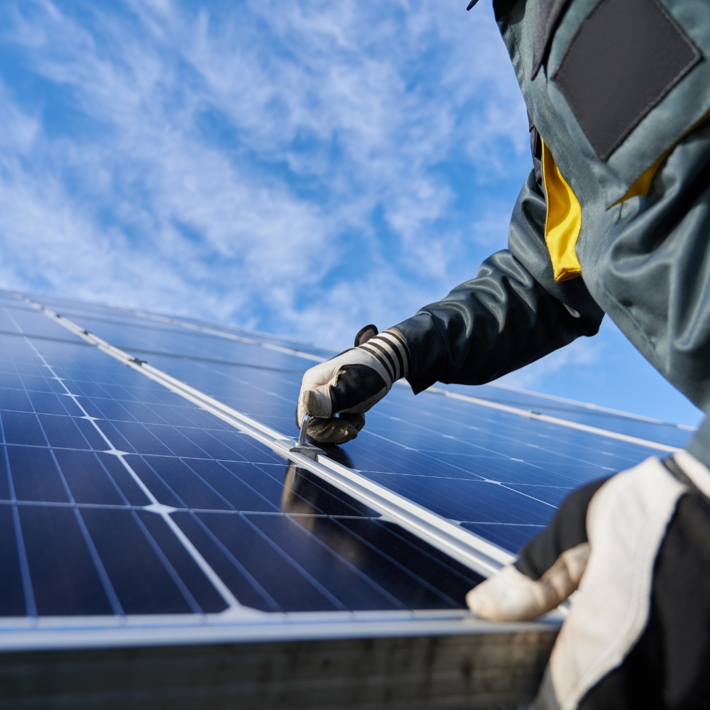 Equipos de energía solar e inversores distribuidos por Sonnecol para proyectos fotovoltaicos.