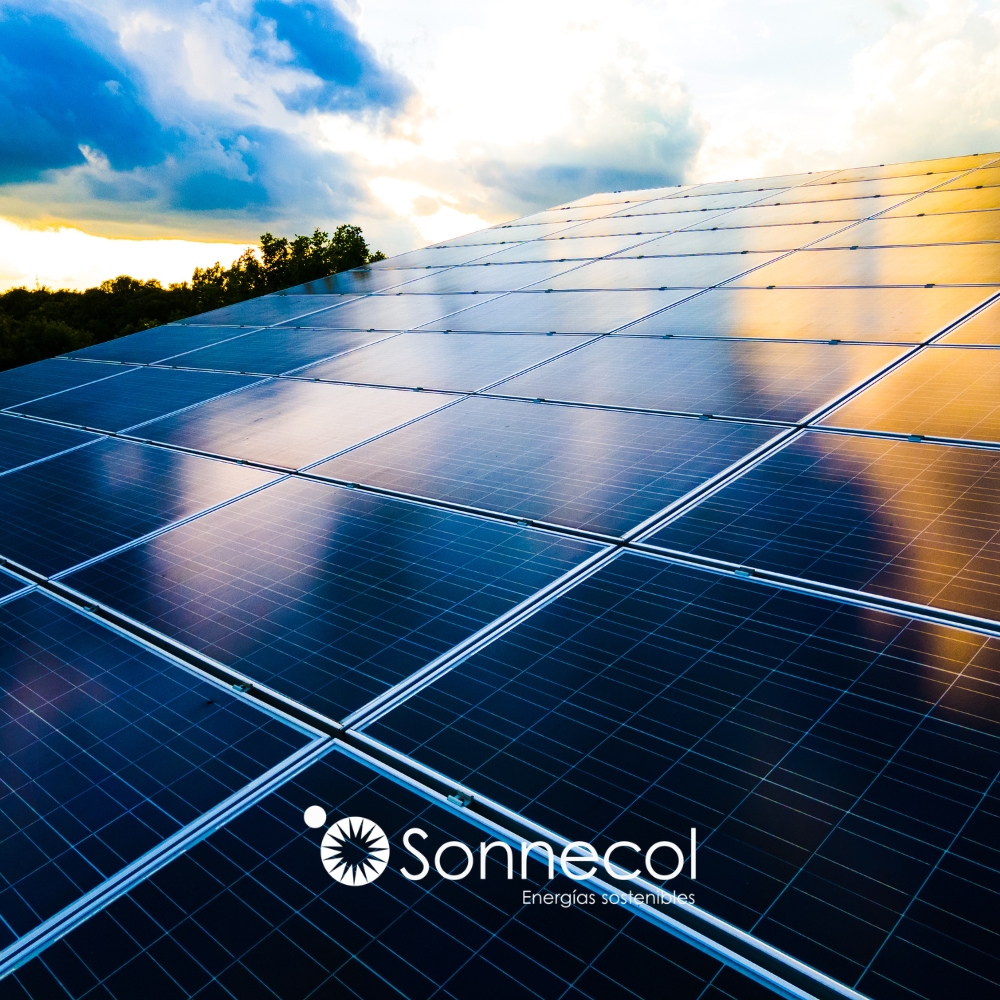 Equipos de energía solar e inversores distribuidos por Sonnecol para proyectos fotovoltaicos.
