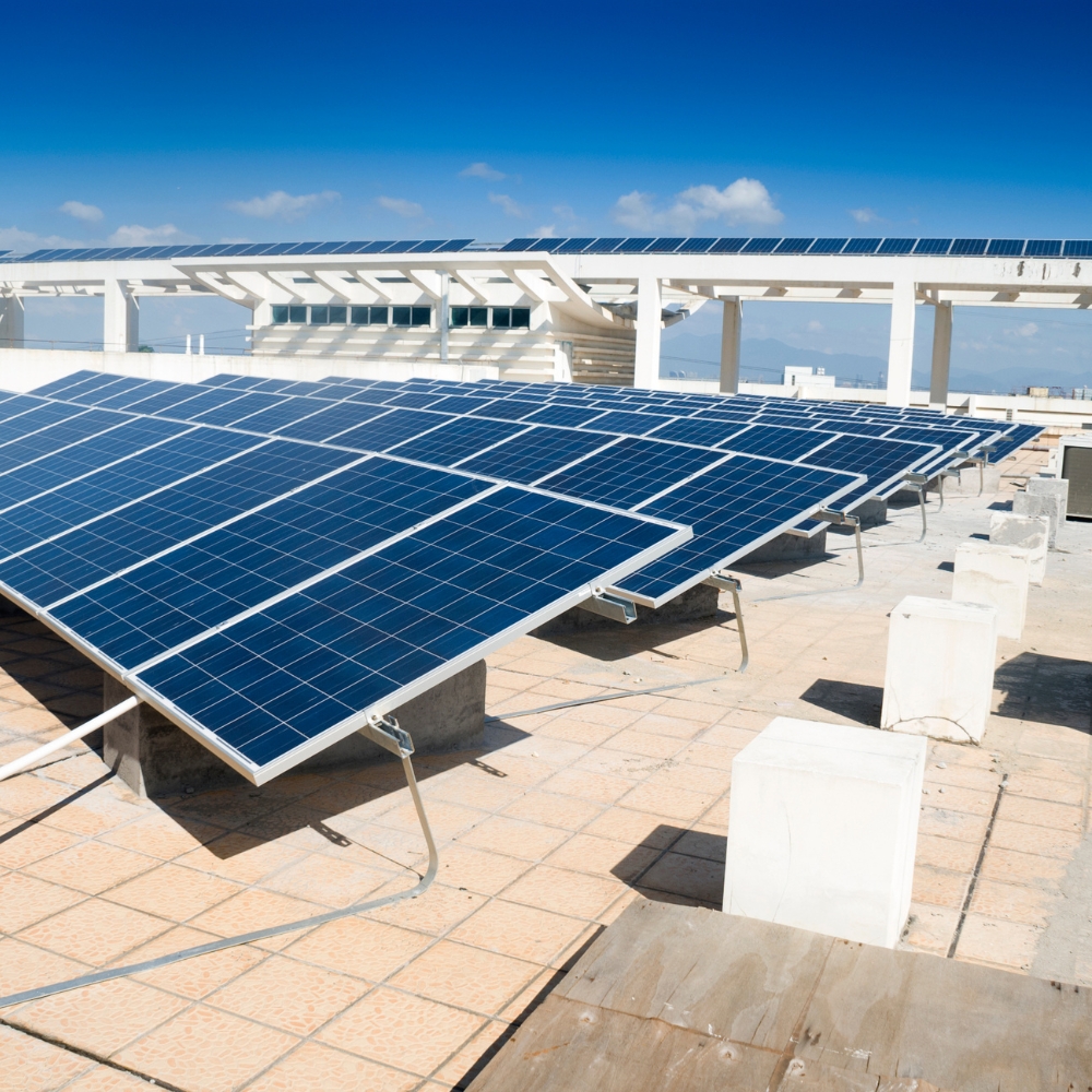 Equipos de energía solar e inversores distribuidos por Sonnecol para proyectos fotovoltaicos.