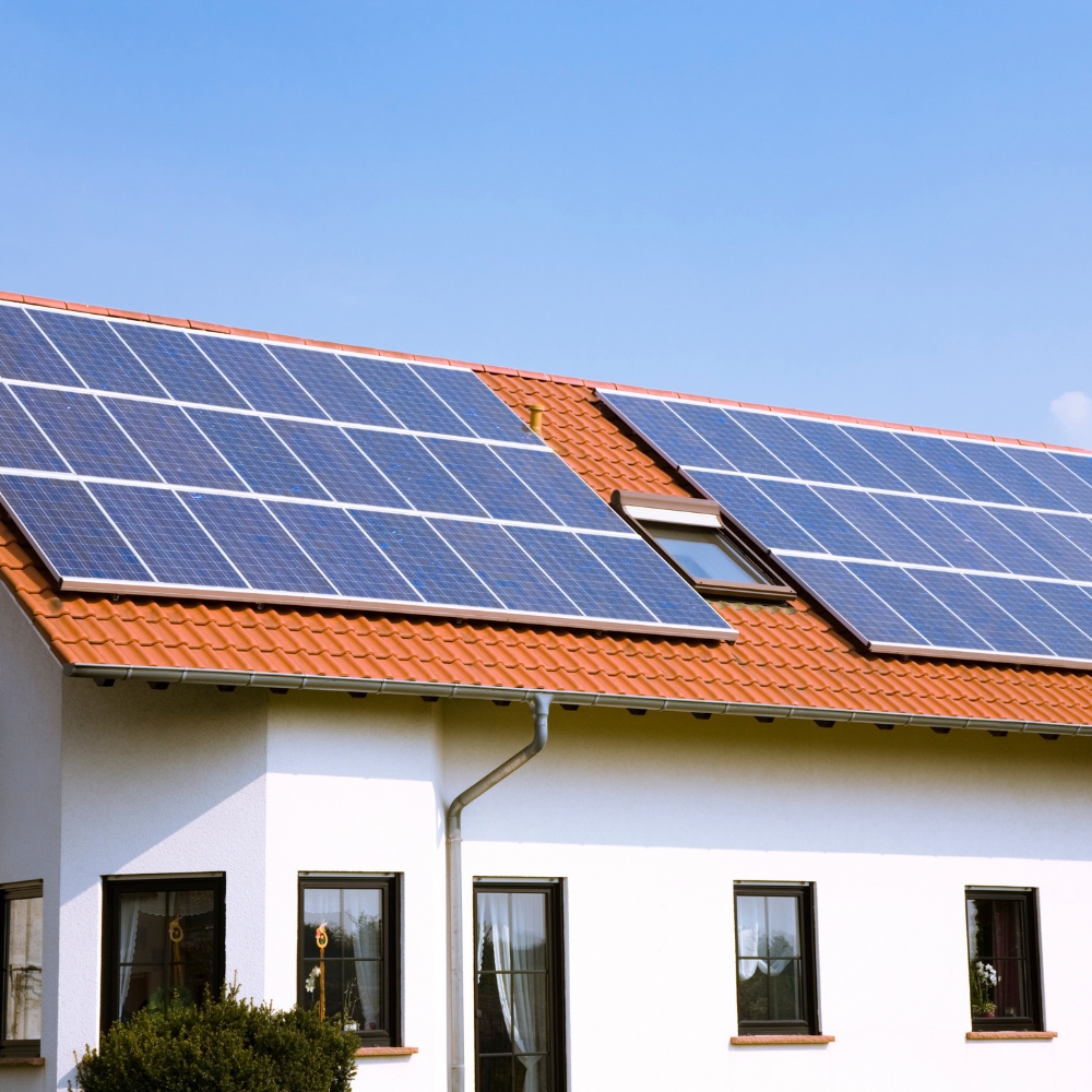 Equipos de energía solar e inversores distribuidos por Sonnecol para proyectos fotovoltaicos.