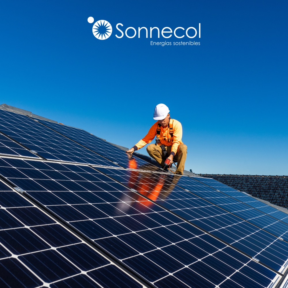 Equipos de energía solar e inversores distribuidos por Sonnecol para proyectos fotovoltaicos.